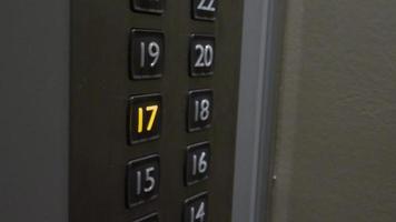 main pressage ascenseur bouton en haut à haute sol de Bureau bâtiment ou Hôtel condominium. video