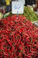 apilar de chile papel para rebaja en el tradicional mercado foto