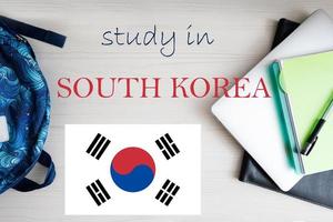 estudiar en sur Corea. antecedentes con bloc, ordenador portátil y mochila. educación concepto. foto