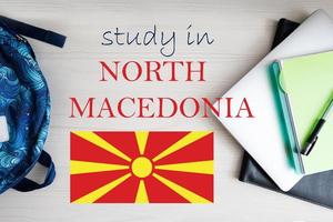 estudiar en norte macedonia. antecedentes con bloc, ordenador portátil y mochila. educación concepto. foto