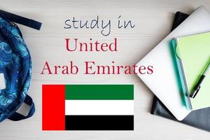 estudiar en unido árabe emiratos antecedentes con bloc, ordenador portátil y mochila. educación concepto. foto