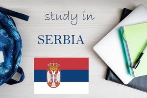 estudiar en serbia antecedentes con bloc, ordenador portátil y mochila. educación concepto. foto