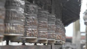 proche vue de filage prière roues dans le Boudhanath stupa. Katmandou, Népal. singe temple video