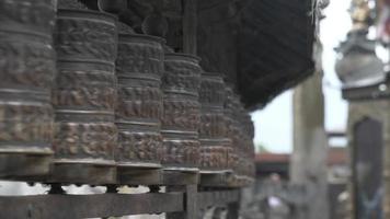 cerca ver de un mans mano hilado oración ruedas en el boudhanath estupa katmandú, Nepal. mono templo video