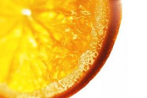 naranja rebanada con un soltar de agua cerca arriba en un blanco antecedentes foto