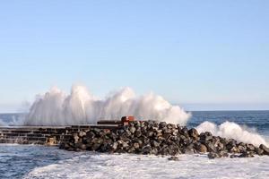 enormes olas del mar foto