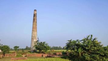 velho tijolo forno com azul céu dentro bangladesh.aerial Visão do tijolo forno panorama. video