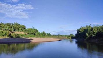 eine schöne landschaftsansicht eines flusses mit blauem himmel in bangladesch. video