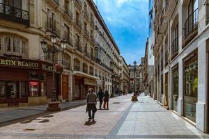 interesante urbano paisaje con estrecho calles en el Español ciudad de zaragoza en un primavera día foto