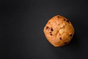 Pascua de Resurrección pastel o Panettone con Pasas y azucarado frutas foto