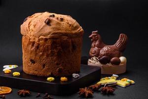 Pascua de Resurrección pastel o Panettone con Pasas y azucarado frutas foto