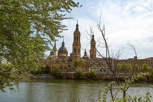 paisaje nuestra señora del pilar catedral basílica ver desde el ebro río en un primavera día foto