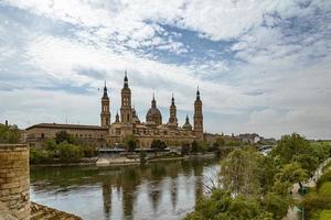 paisaje nuestra señora del pilar catedral basílica ver desde el ebro río en un primavera día foto