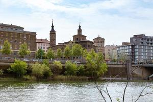 paisaje nuestra señora del pilar catedral basílica ver desde el ebro río en un primavera día foto