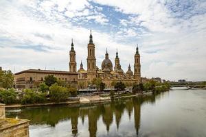 paisaje nuestra señora del pilar catedral basílica ver desde el ebro río en un primavera día foto