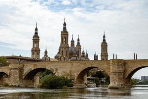 paisaje nuestra señora del pilar catedral basílica ver desde el ebro río en un primavera día foto