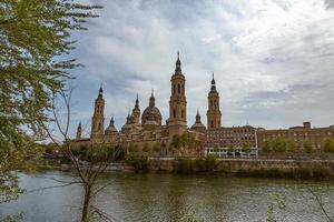 paisaje nuestra señora del pilar catedral basílica ver desde el ebro río en un primavera día foto