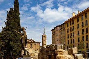 histórico romano pared en el ciudad de zaragoza, España en un soleado día foto