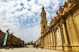 paisaje nuestra señora del pilar catedral basílica en contra el cielo foto