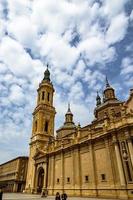 paisaje nuestra señora del pilar catedral basílica en contra el cielo foto