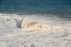 enormes olas del mar foto