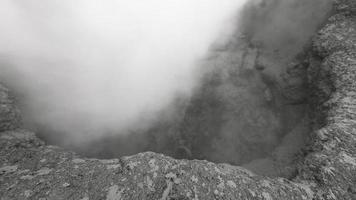 vulcanico attività - bollente termico fango pentola nel cratere di attivo vulcano video