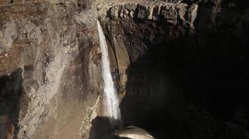 waterval Aan rivier- in gevaarlijk Ravijn video