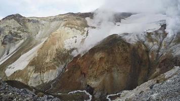 cratere di attivo vulcano fumarola, termico campo, caldo primavera video