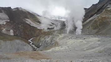 cráter de activo volcán - fumarola, térmico campo, caliente primavera video