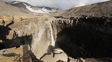 farlig kanjon, vattenfall på flod vulkannaya. mutnovsky vulkan. kamchatka halvö video