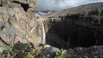 Landschaft Aussicht von mächtig Berg Wasserfall auf aktiv Vulkan video