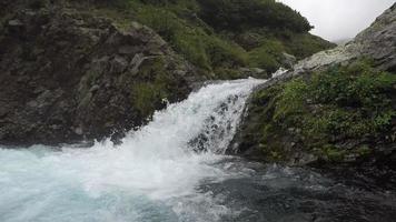 klein waterval Aan berg rivier- video