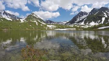 montanhas, montanha lago e nuvens à deriva através céu em ensolarado dia video