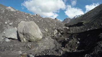 vulcanico paesaggio Visualizza di montagna fiume video