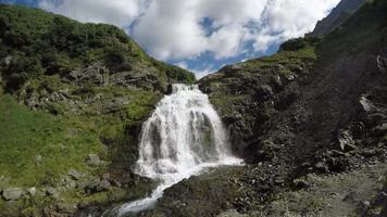 hermosa cascada en montañas video