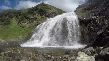 magnifique cascade sur ensoleillé journée video