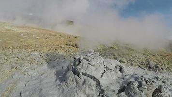 geotermia ocupaciones - barro volcán erupción nubes de vapor, caliente gas video