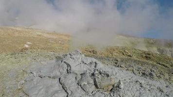 geothermisch Aktivitäten - - vulkanisch Schlamm Loch Emission Wolken von heiß Gas und Dampf video