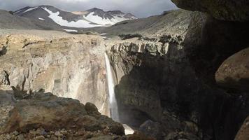 gevaarlijk Ravijn, waterval Aan berg rivier- video