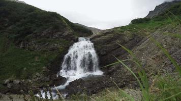 zomer visie van cascade waterval in bergen video