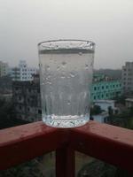 vaso de claro frío agua está lleno foto