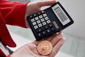 bitcoin criptomoneda calculadora en el manos de financiero inversiones foto