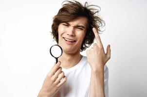 chico vistiendo un blanco camiseta espinillas en su cara salud problemas adolescente foto