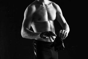 deportivo hombre con un bombeado cuerpo en blanco bragas posando aptitud foto
