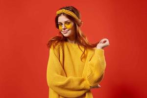 mujer en amarillo suéter con venda Moda moderno hipster estilo foto