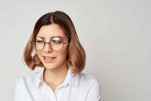 negocio mujer en blanco camisa vistiendo lentes gerente estudio estilo de vida foto