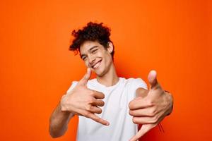 alegre hombre blanco camiseta gestos con mano emociones Moda foto