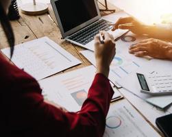 mujer de negocios o contadora que trabaja en inversiones financieras en calculadora, cálculo, análisis de negocios y crecimiento de marketing en gráficos de datos de documentos financieros, contabilidad, concepto económico y comercial. foto