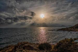 paisaje de el paseo marítimo de alicante España en un calentar soleado otoño día foto