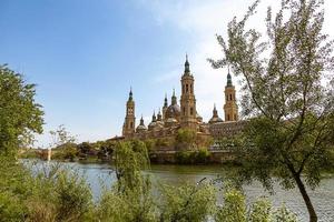 paisaje nuestra señora del pilar catedral basílica ver desde el ebro río en un primavera día foto